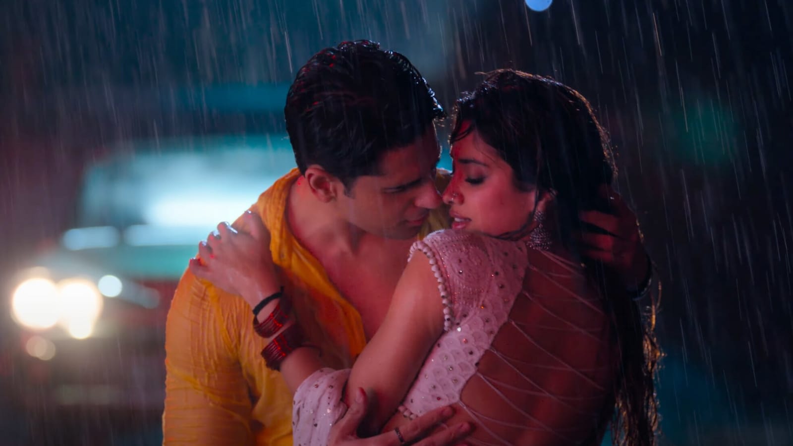 Janhvi Kapoor in wet saree in Bheegi Saree song
